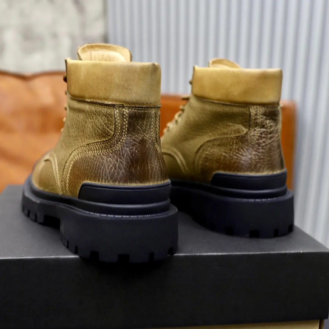 Ex-factory price: 640💰Thick wool imported from Australia Brand: UGG genuine purchasing agent Size: 38-44 Grade: Official website 1:1 Material: First layer of genuine leather waterproof and antifreeze upper Real wool lining Original non-slip soft wear-resistant outsole Style category: Men's casual shoes Trendy style Comfortable on the feet Color: Official website color synchronization